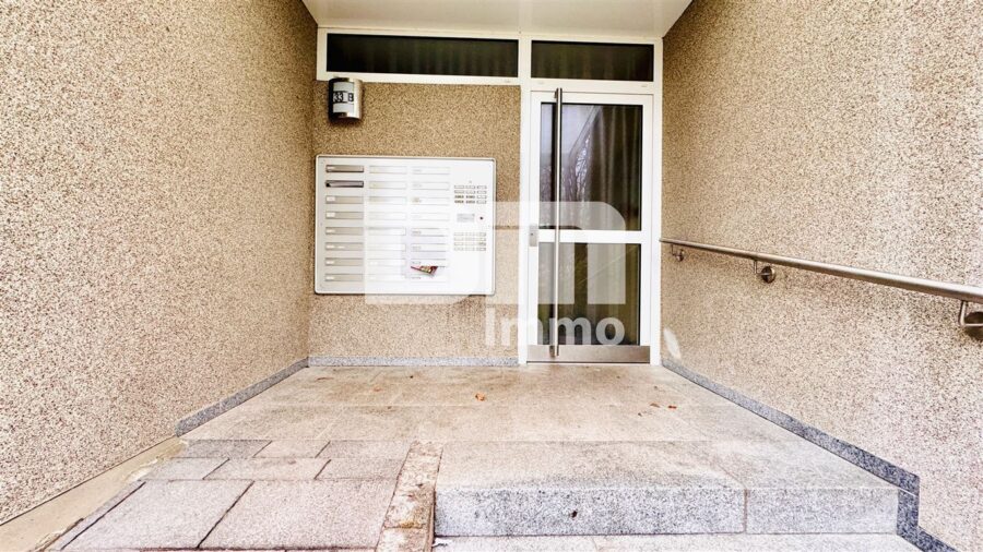 Gepflegte Dreizimmerwohnung mit Balkon in infrastrukturell günstiger Lage mit Traumblick - Haupteingang Rampe altengerecht